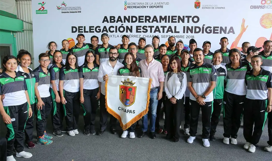 Manuel Velasco Coello abandera a deportistas