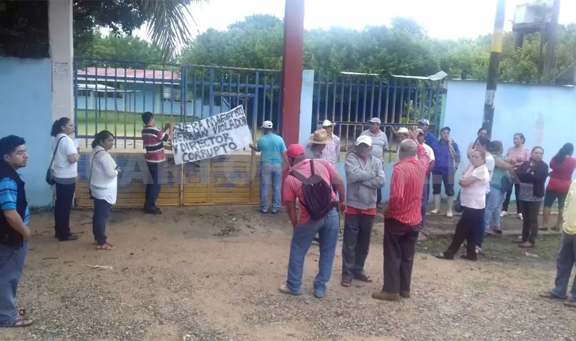 Exigen destitución de maestro por acoso