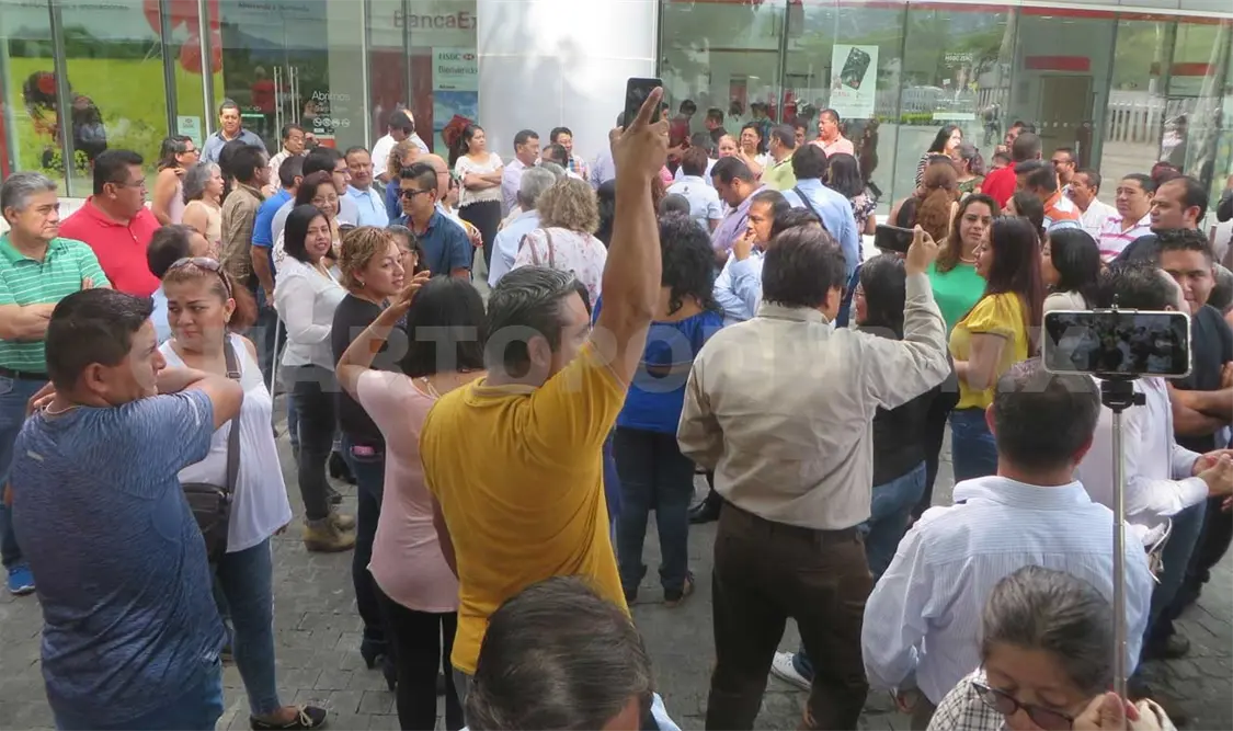 Protestan para exigir salarios retroactivos