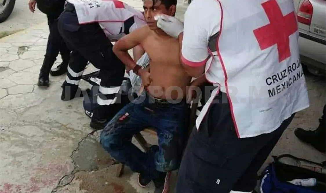 Joven es garroteado por indigente en la calle