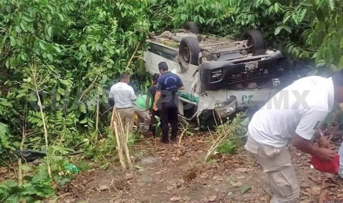 Colectivo cae a barranco; hay diez lesionados