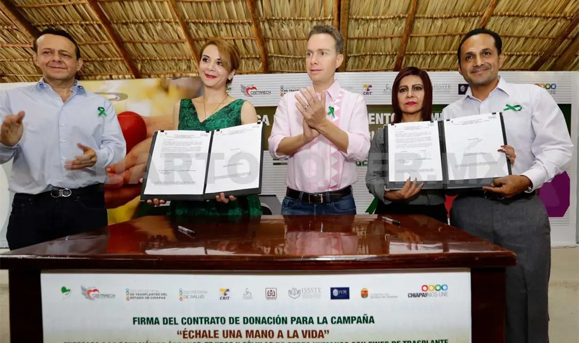 Velasco entrega reconocimientos al mérito altruista