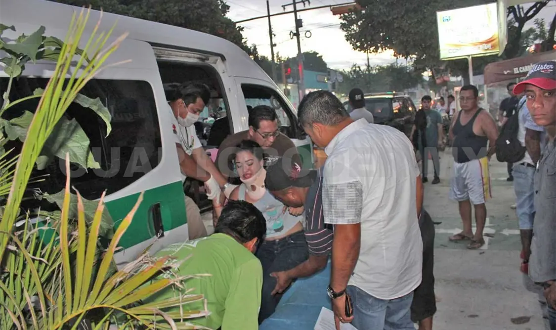 Cinco heridos en choque de colectivo y particular