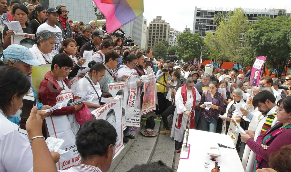 Marchan padres de los 43 desaparecidos