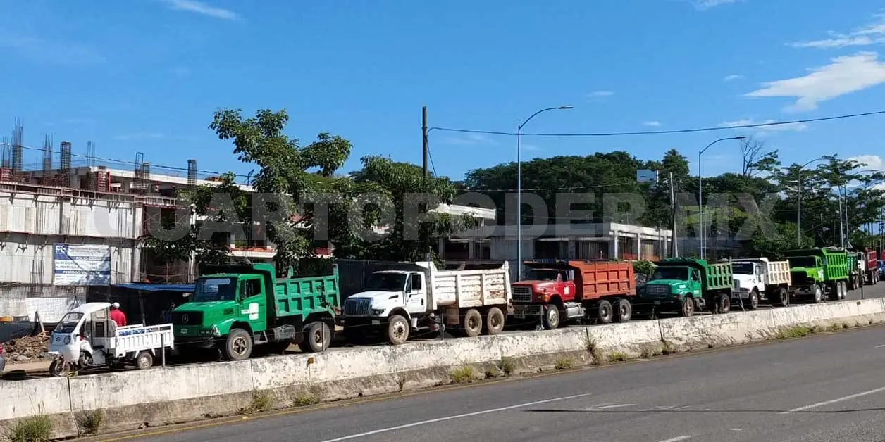 Bloquean obra del IMSS por falta de pago