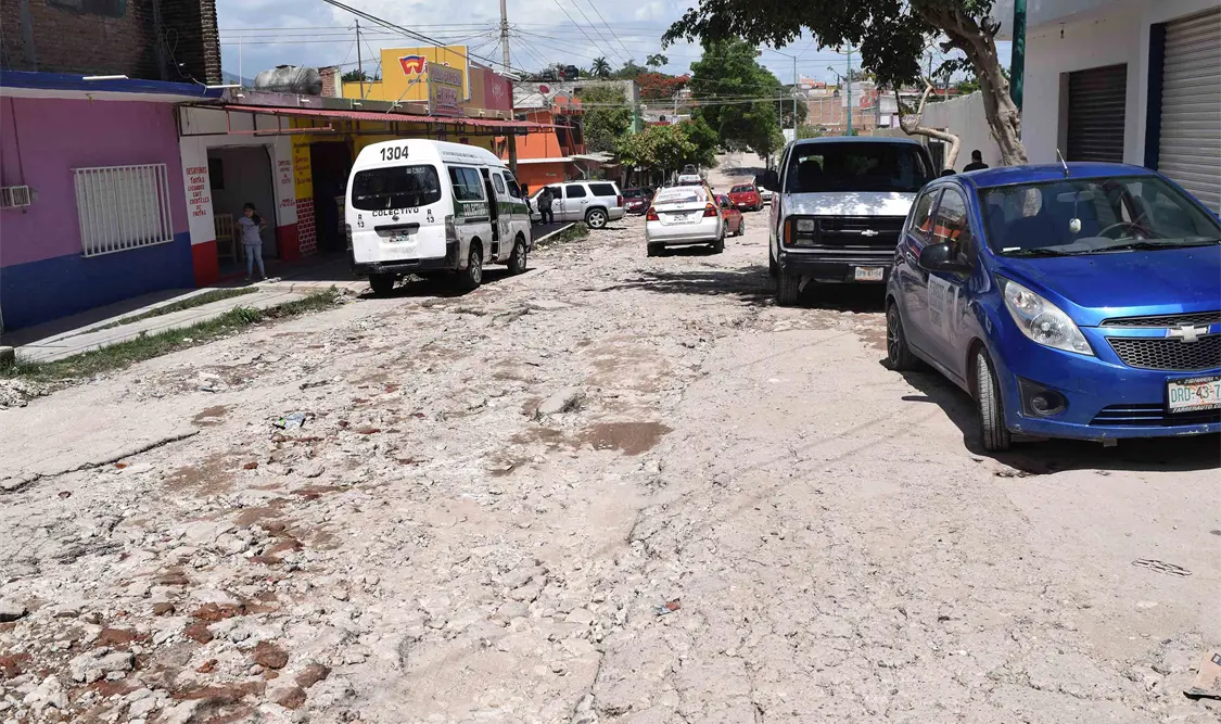 La avenida 20 de noviembre que atraviesa varias colonias entre ellas la Albania Alta, Adonahí y Shanká parece zona de guerra. Guillermo Ramos/CP