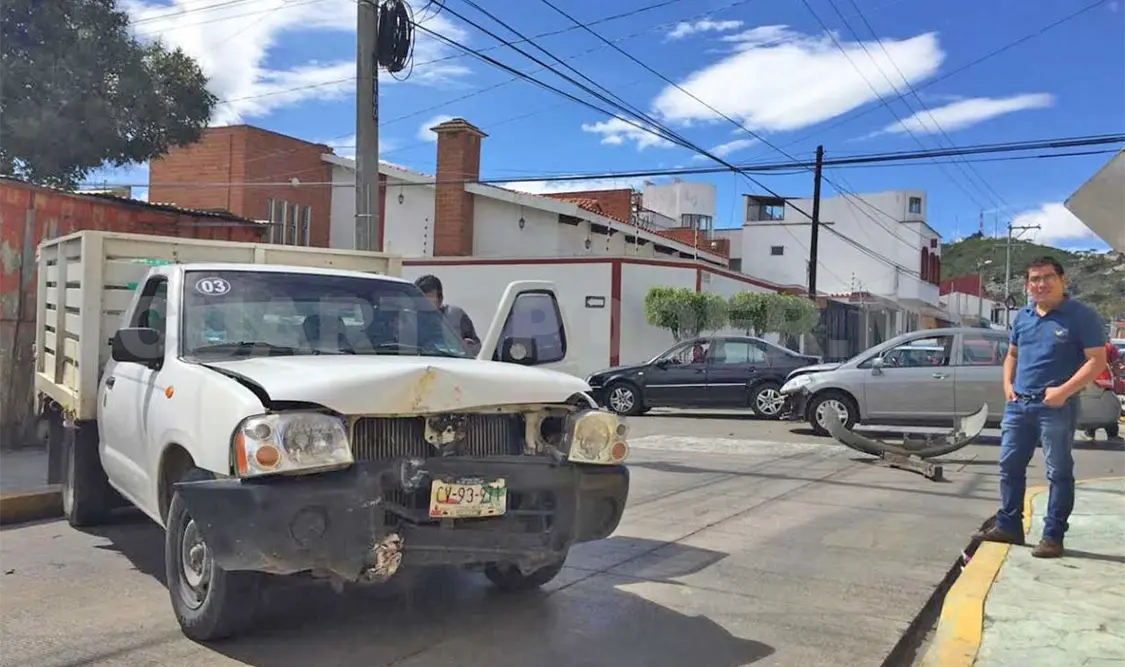 Fuerte accidente en cruce de calles entre particulares