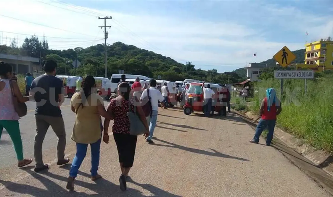 Mototaxistas bloquean carretera