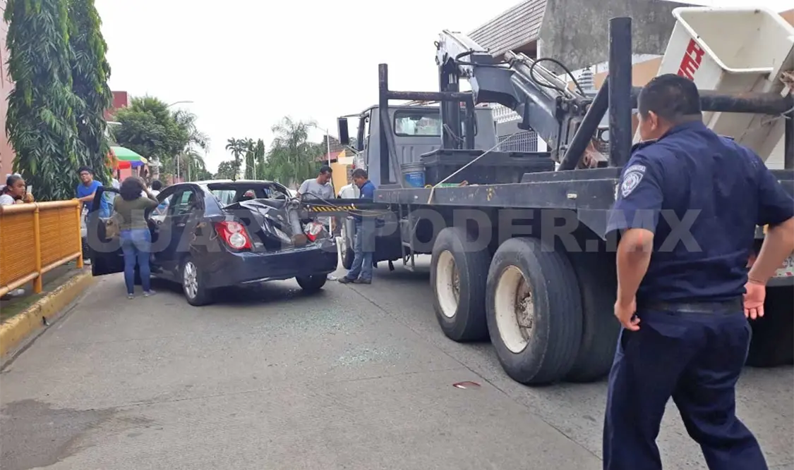 Grúa impacta a auto y provoca carambola