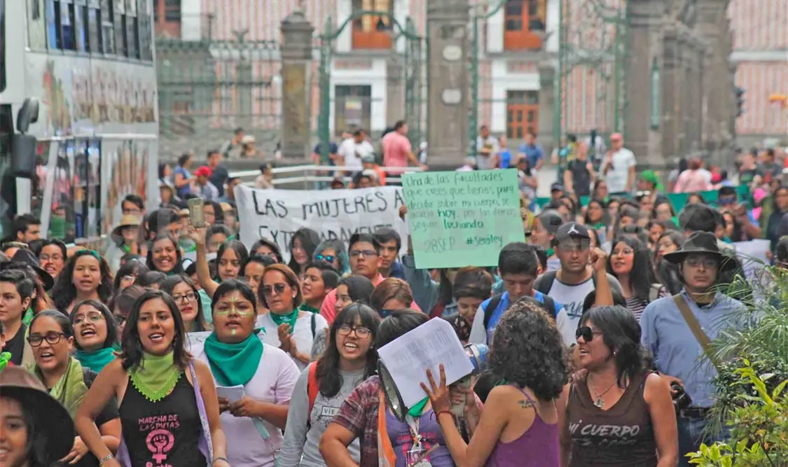 Marchan mujeres a favor del aborto seguro