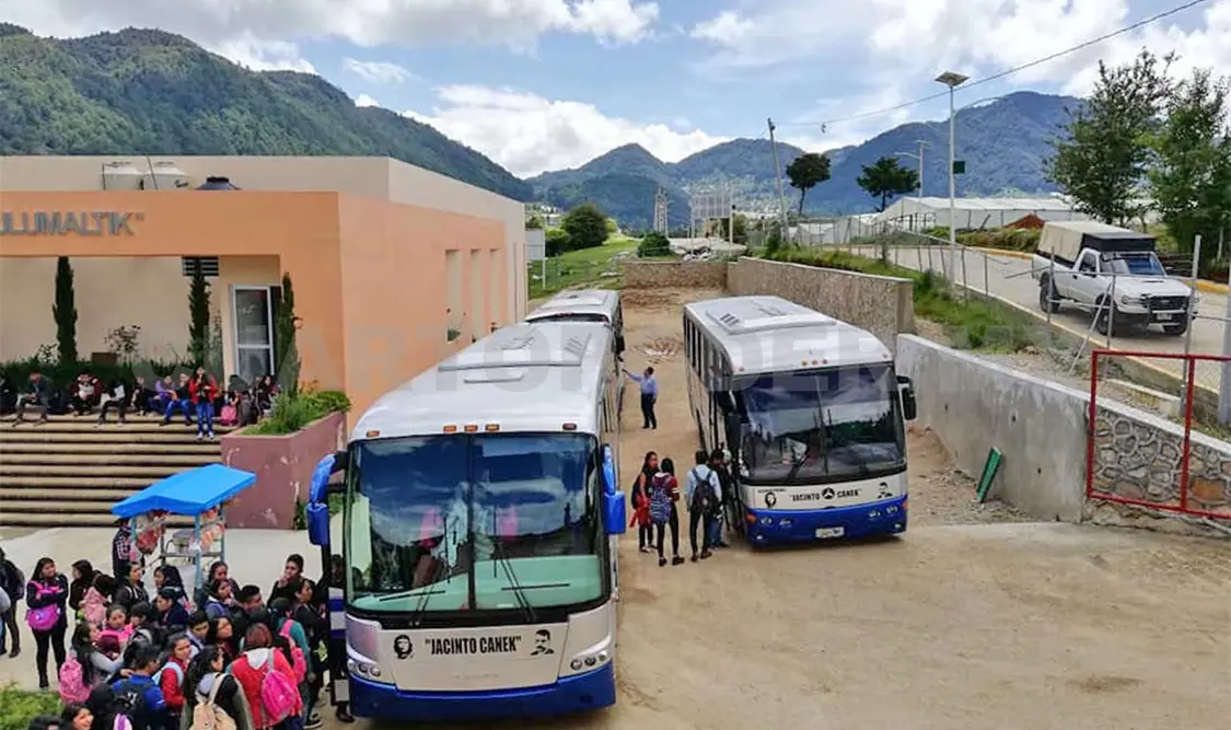 Pobladores retienen a normalistas en Zinacantán