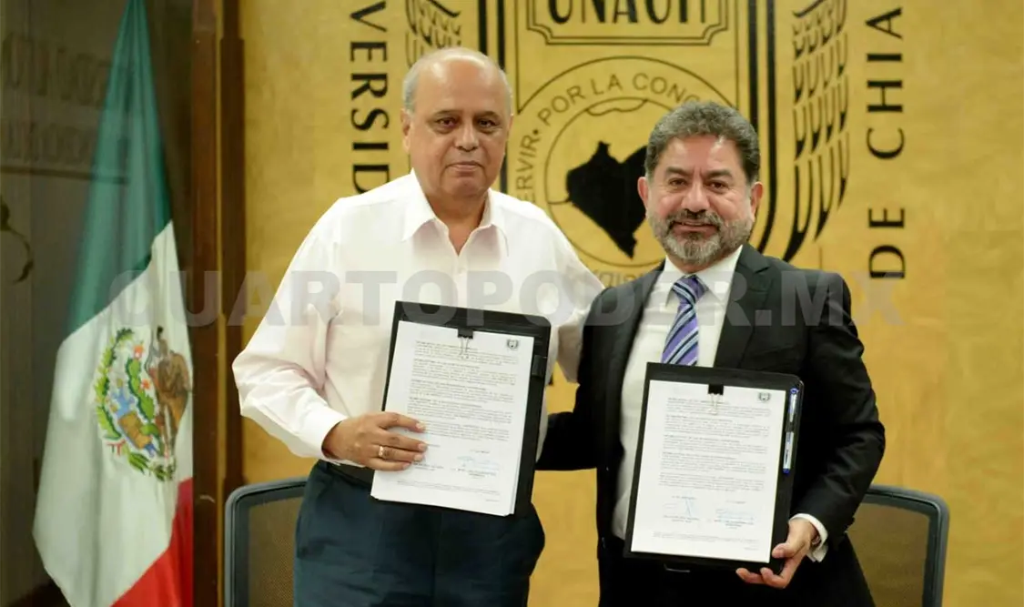 Firma el rector de la Unach un convenio con el Apoderado Legal del Instituto de Investigación y Estudios para la Paz. Óscar Ortiz / CP