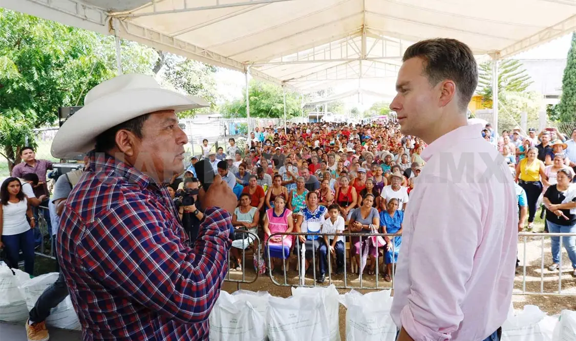 El gobernador Manuel Velasco Coello realizó la entrega de insumos agrícolas a productores del municipio de Emiliano Zapata. CP