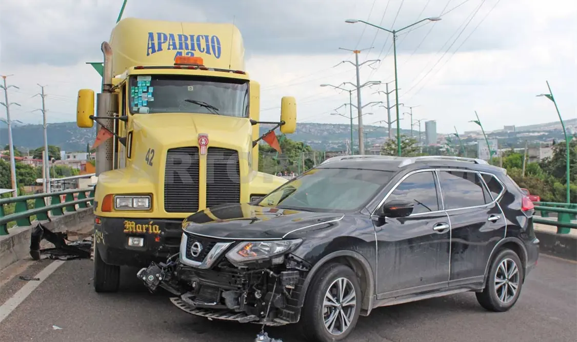 La falta de precaución provocó que la conductora fuera impactada por el “coloso”; el percance detuvo por varios minutos el flujo vial. Oficiales de Tránsito y Vialidad Municipal arribaron para tomar conocimiento de lo sucedido. Edberg Mayorga / CP