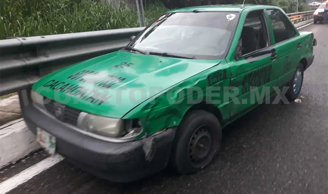 Daños materiales por varios miles de pesos y el susto de los conductores y pasajeros dejó un choque entre una camioneta y un taxi. Rafael Victorio / CP