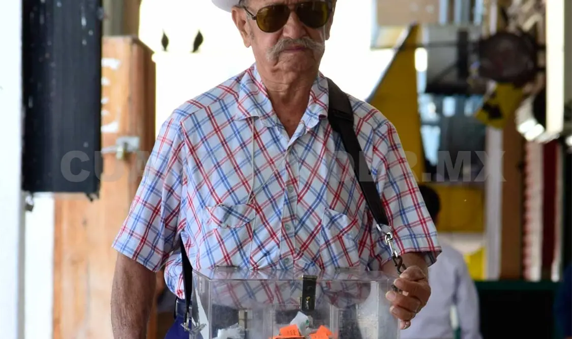 A don Jorge se le puede ver por diversas calles de la ciudad, bastón en mano y dulces al frente. CP