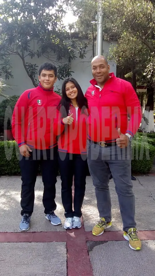 El entrenador asistió al abanderamiento junto con la judoca Itzel Pechá, quien se encuentra lista para presentarse en el tatami de Buenos Aires. Cortesía