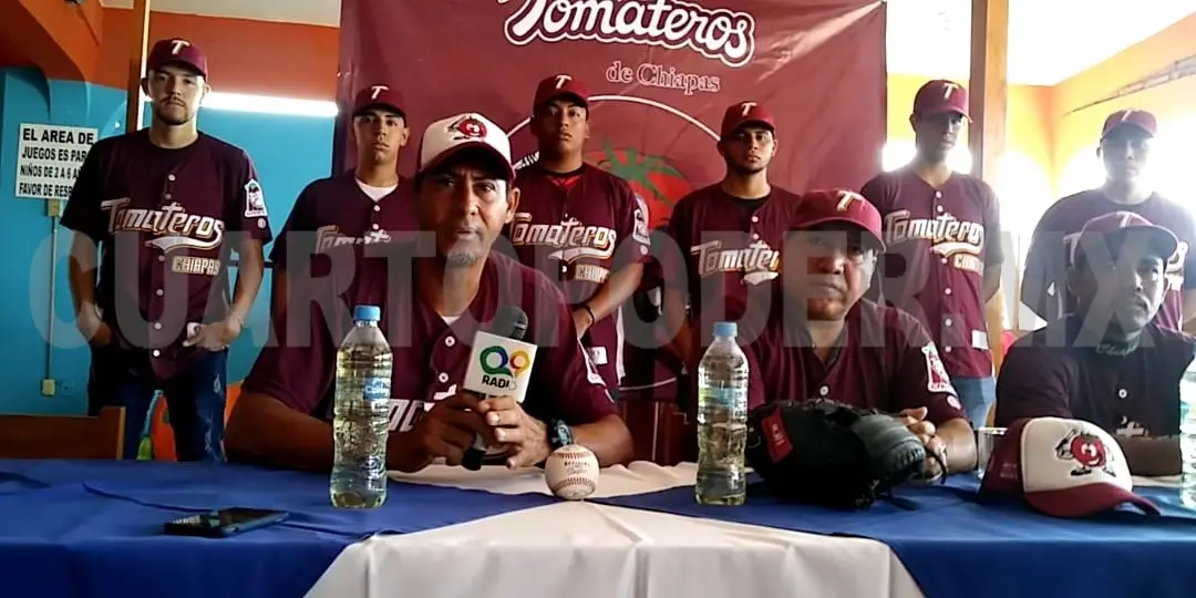 En compañía de jugadores y refuerzos, así como del mánager Usmar López y del lanzador Edisandy Díaz, el presidente del club dio detalles de su participación en la liga. Cortesía