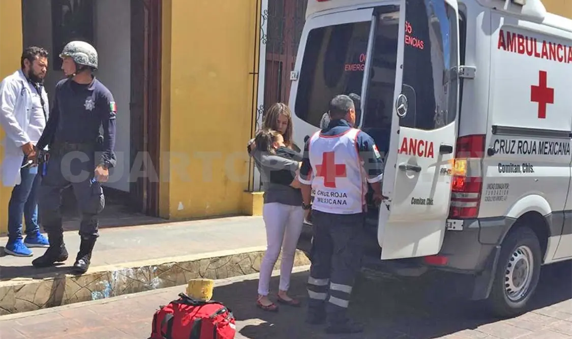 Cae niña de segundo piso de un hotel