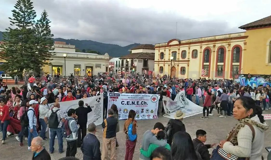 Normalistas y activistas marchan en SCLC