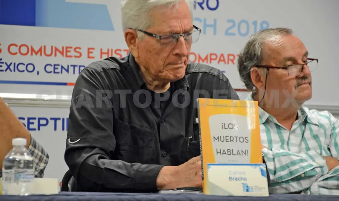 Carlos Bracho en la presentación del libro. Darwin Mendoza