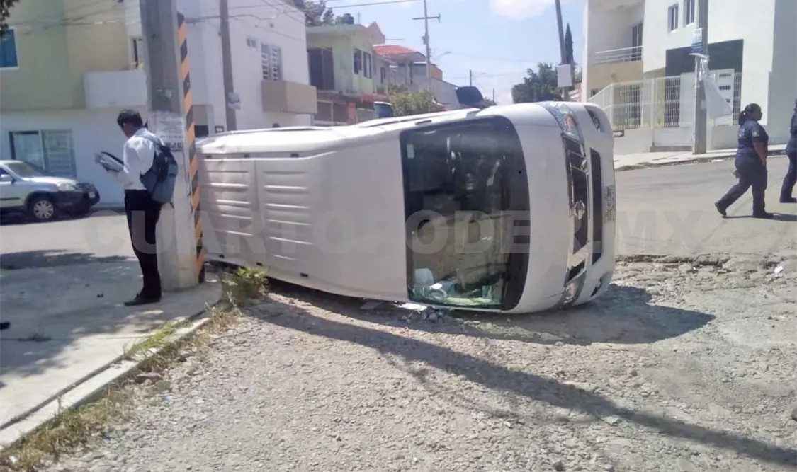 Urvan termina volcando tras impactar con auto