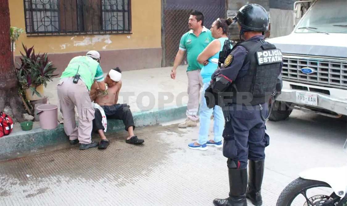 Hombre se descalabra al caer de un camper