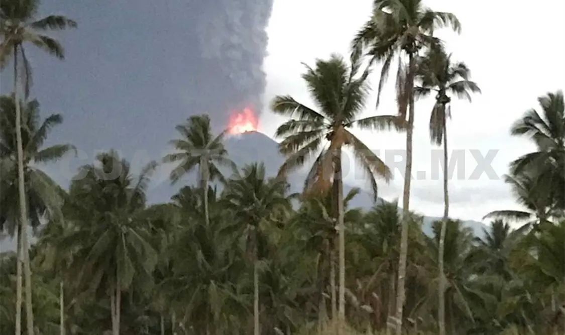 Volcán Soputan entra en erupción