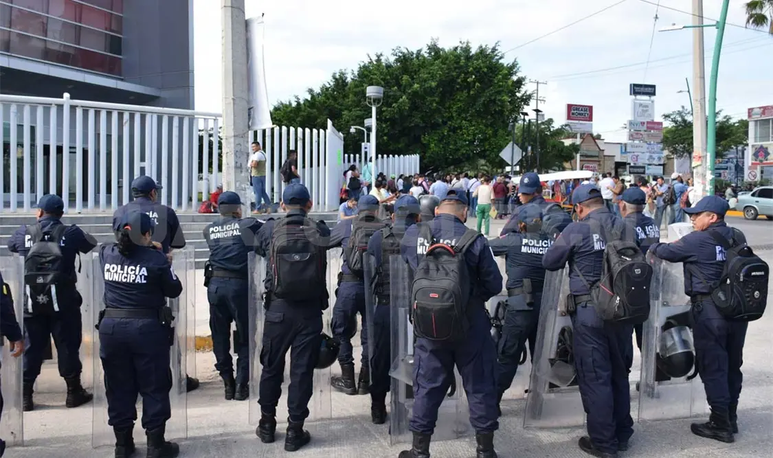Estalla paro laboral de burócratas