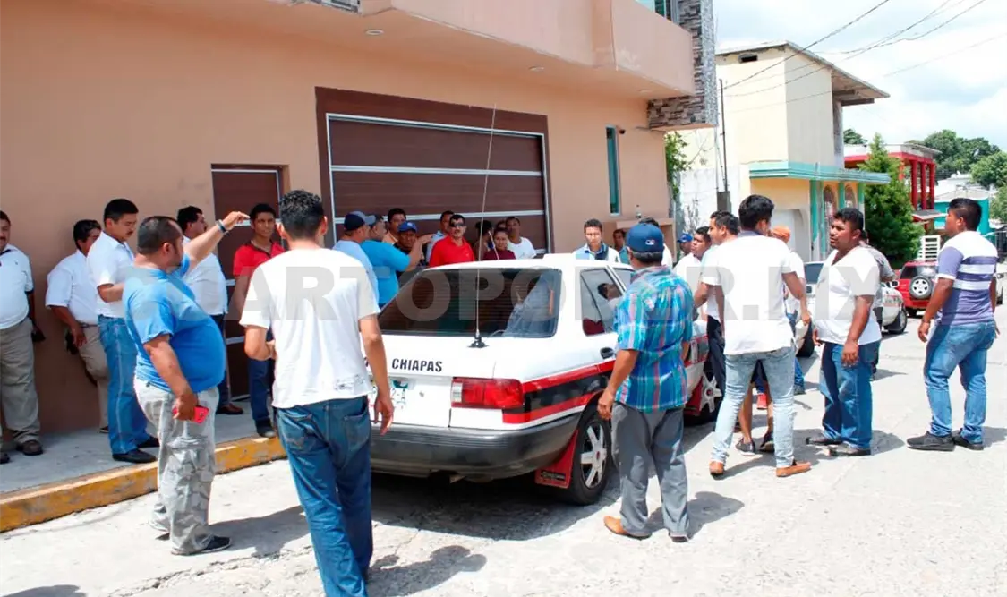 Continúa conflicto entre transportistas
