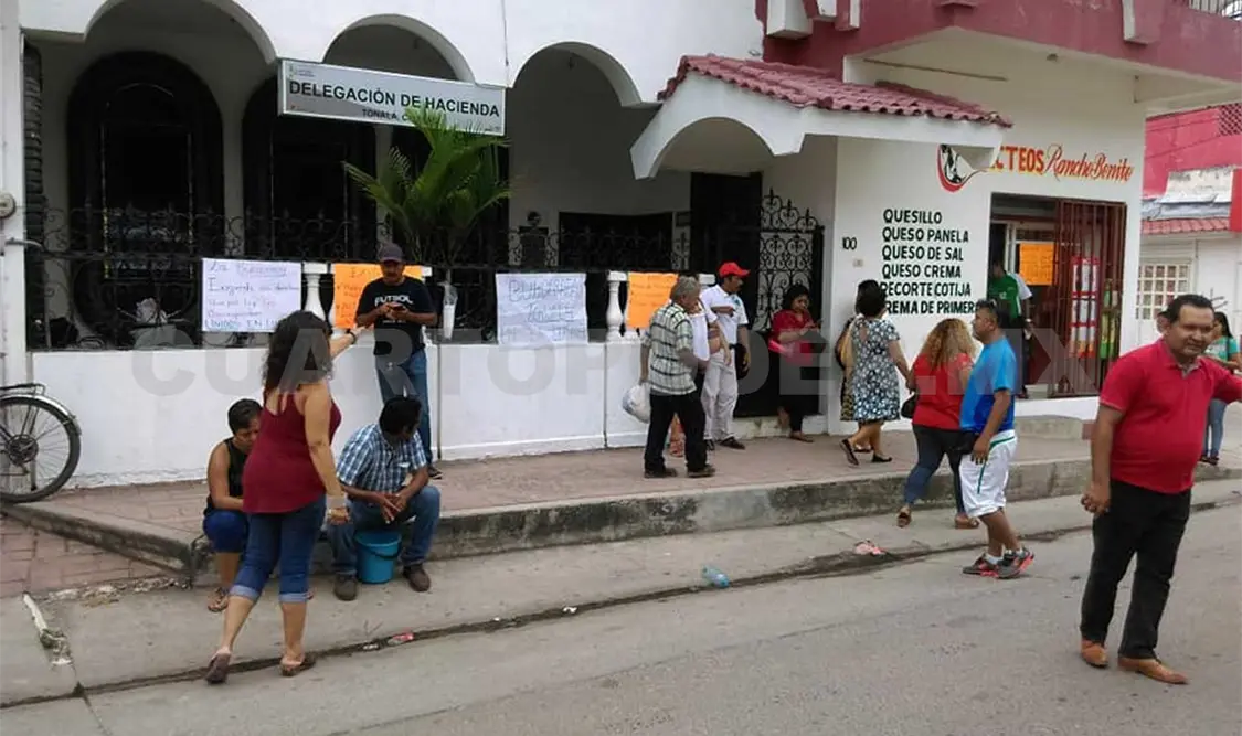Trabajadores paralizan labores en Hacienda