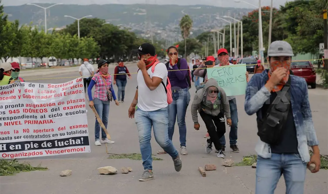 Maestros idóneos bloquean el Libramiento Norte