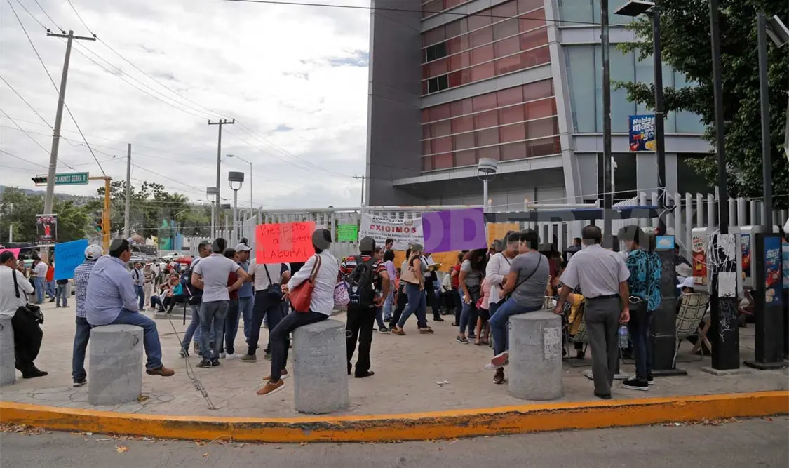 Suspenden labores en segundo día de protesta