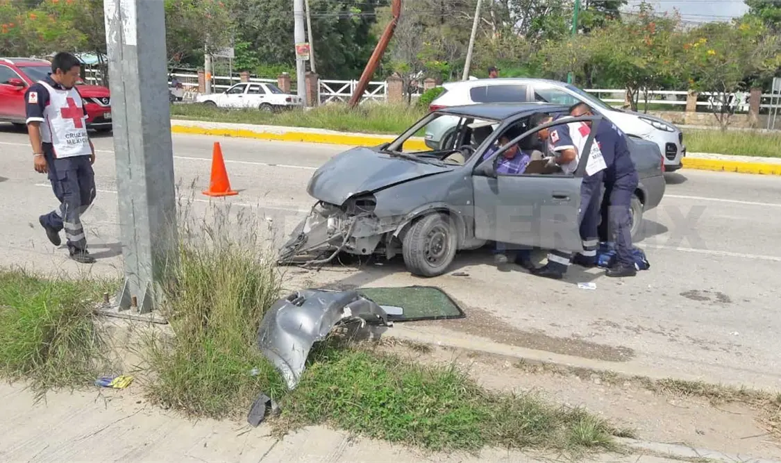 Se estrella contra señalamiento vial