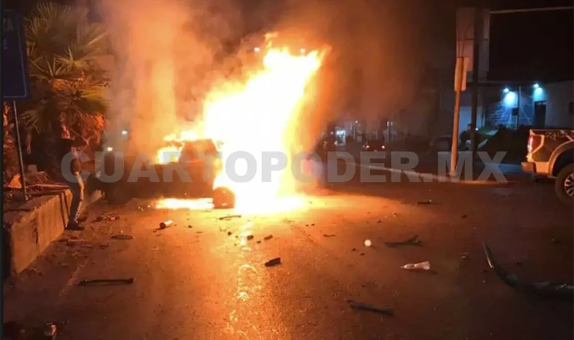Lamentablemente el accidente dejó como saldo una persona muerta al incendiarse uno de los vehículos. Agencias