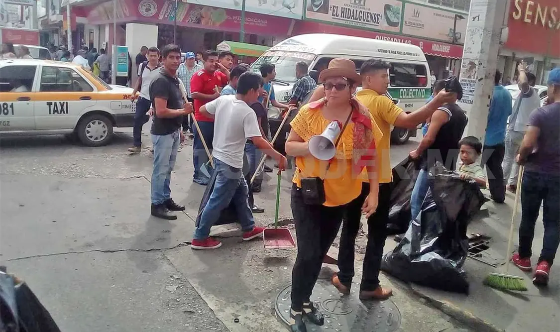 “Queremos una ciudad limpia”, expresan los locatarios tras llevar a cabo la primera campaña de limpieza en el Centro de Tuxtla. Cortesía