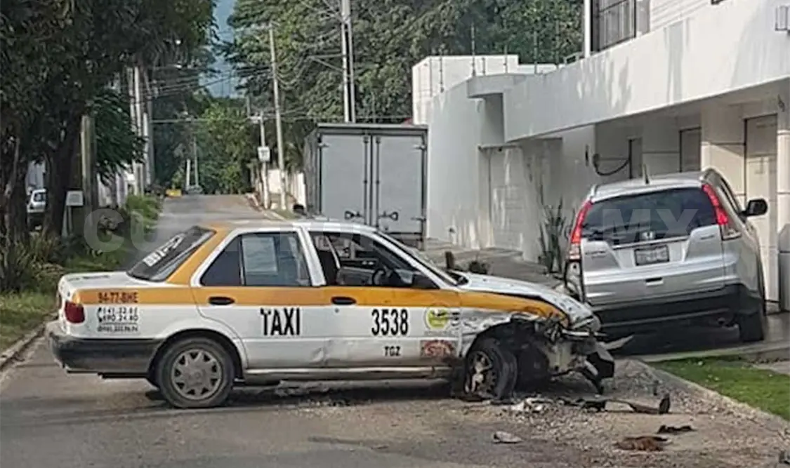 El acelerado taxista perdió el control y terminó por estrellarse contra la camioneta familiar que permanecía estacionada.