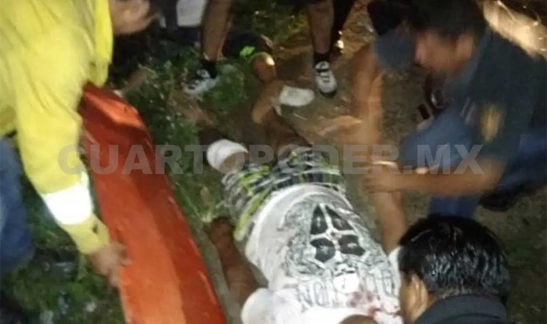 Con golpes, excoriaciones y posibles fracturas en sus extremidades quedaron los dos jóvenes al ser atropellados. Flor Cordero / CP