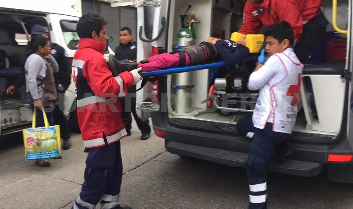 Paramédicos de la Cruz Roja Mexicana valoraron a la menor y luego la llevaron a un hospital para ser atendida. Flor Cordero / CP