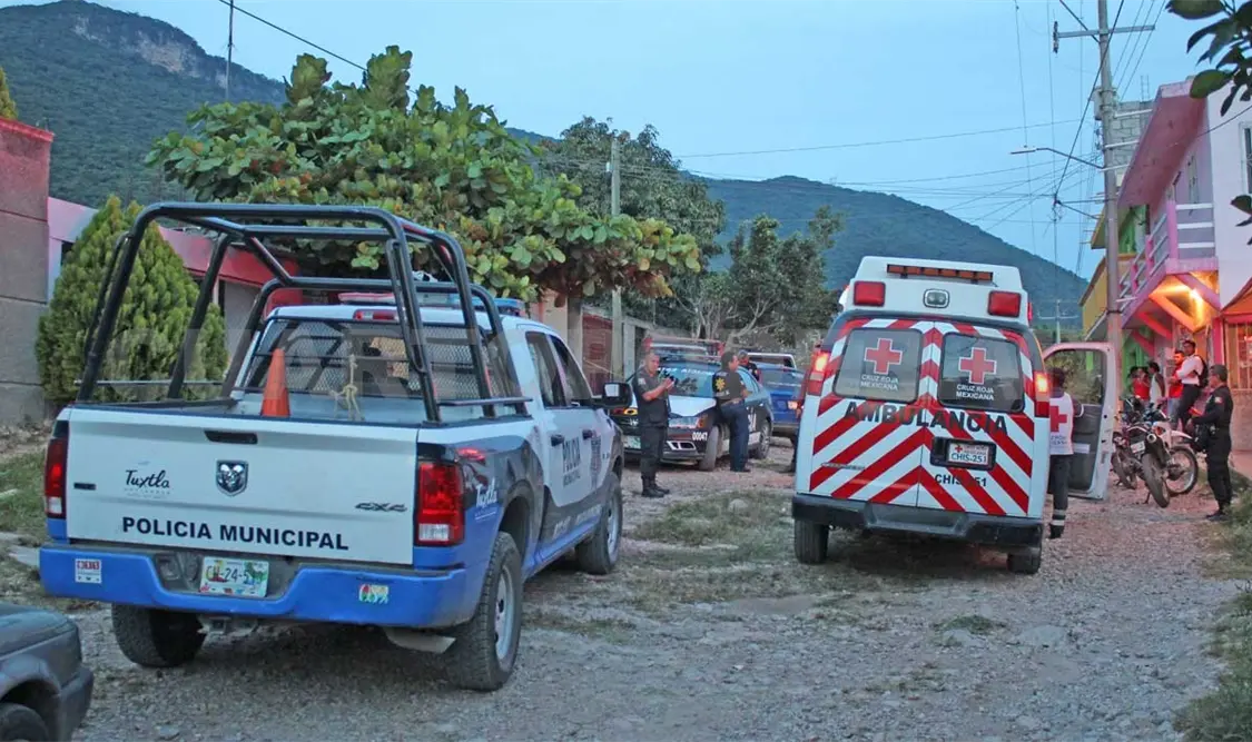 Paramédicos de la Cruz Roja Mexicana y del Grupo Cerva arribaron a la vivienda para la valoración de la víctima. Edberg Mayorga / CP