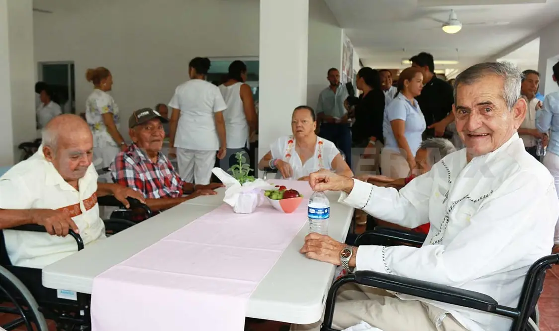 Buscan que especialistas atiendan a adultos mayores
