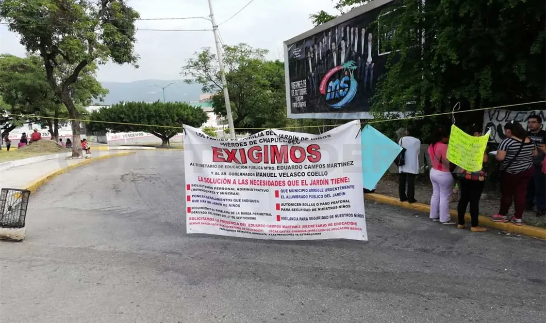 Padres cierran calles