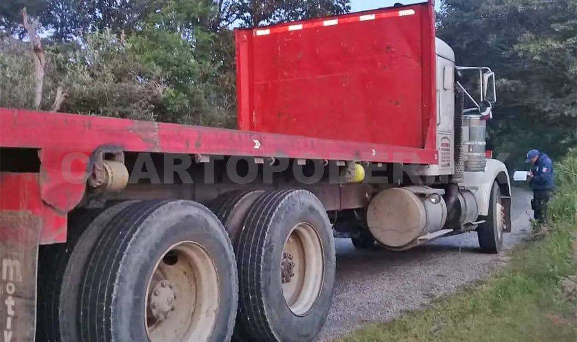 Hallan tráiler robado; hurtan toda la carga