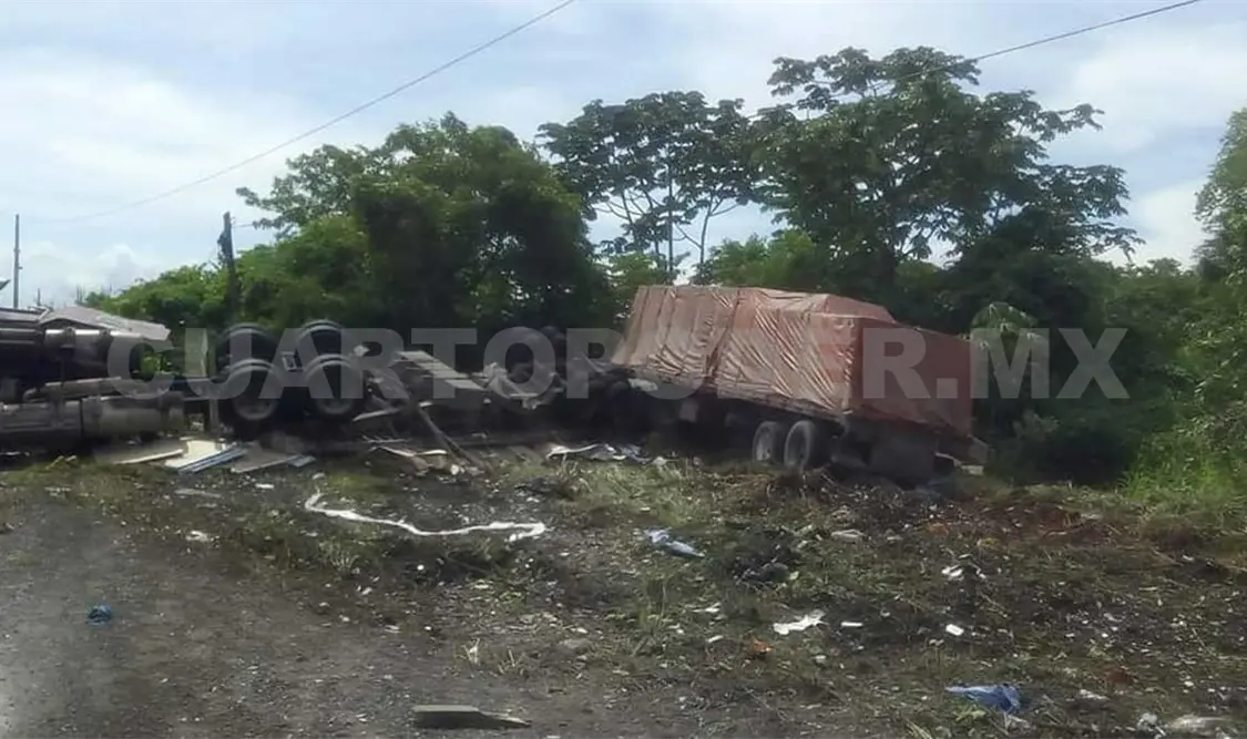 Vuelca tráiler en la “Curva del Diablo”