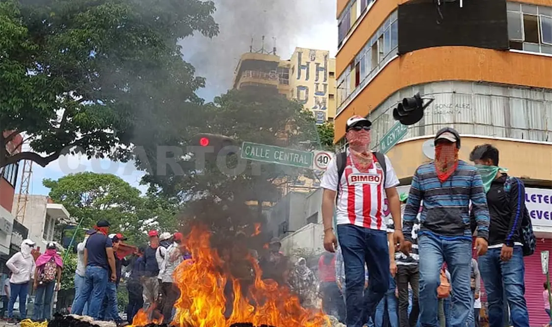 Maestros vandalizan el centro de Tuxtla Gutiérrez