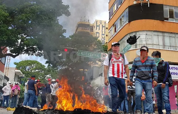 Maestros vandalizan el centro de Tuxtla Gutiérrez
