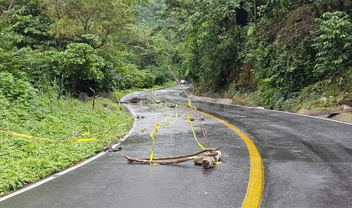 Lluvias provocan riesgo de deslave de carretera