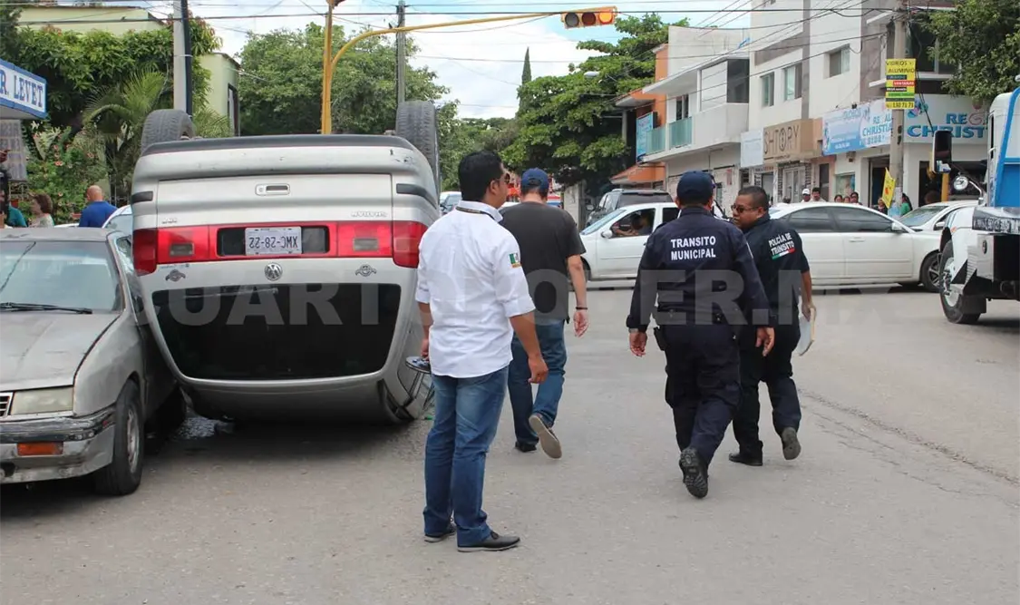 Queda lesionada tras volcadura de furgoneta