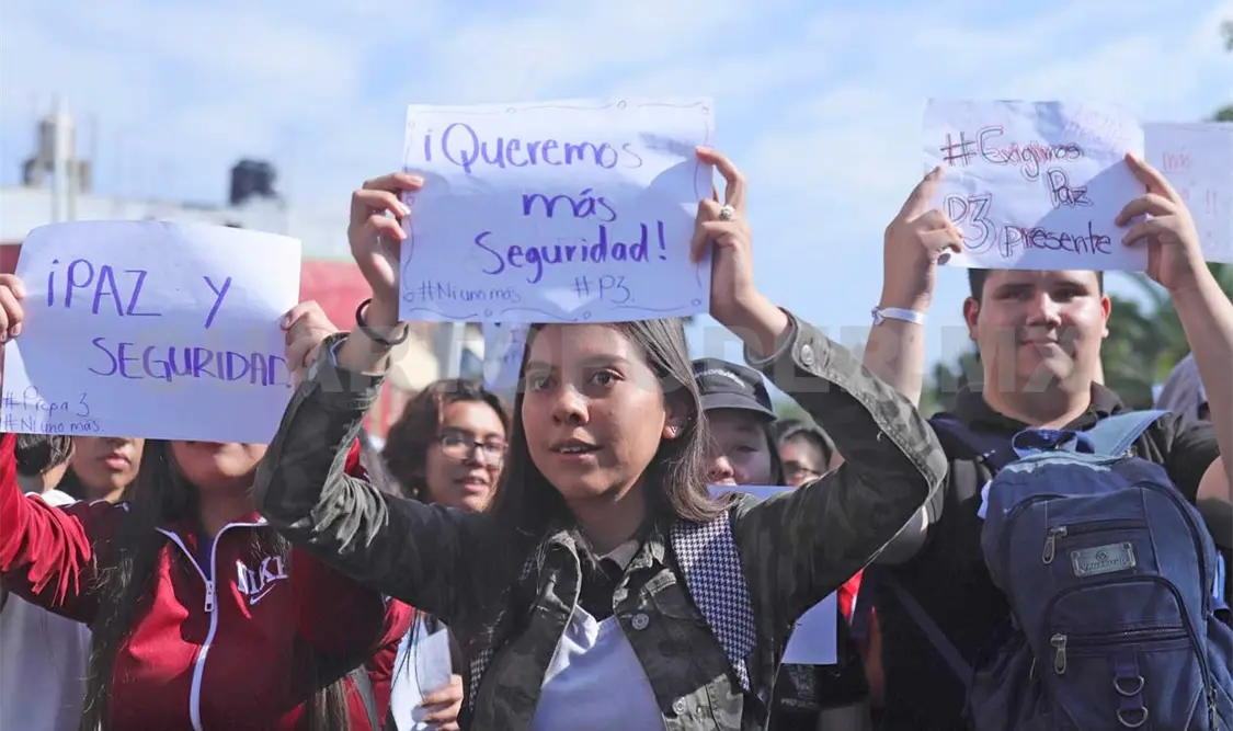 Marchan estudiantes contra inseguridad