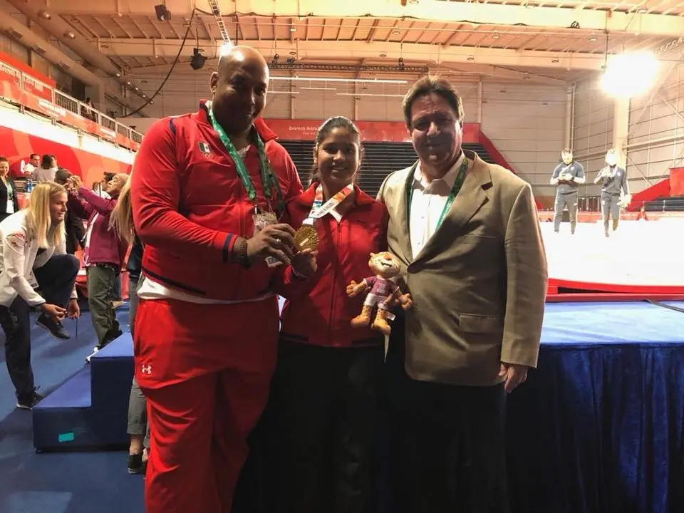 La judoca y su entrenador Luis Alberto Olmo Pacheco fueron felicitados por directivos de la Federación Mexicana de Judo. Cortesía